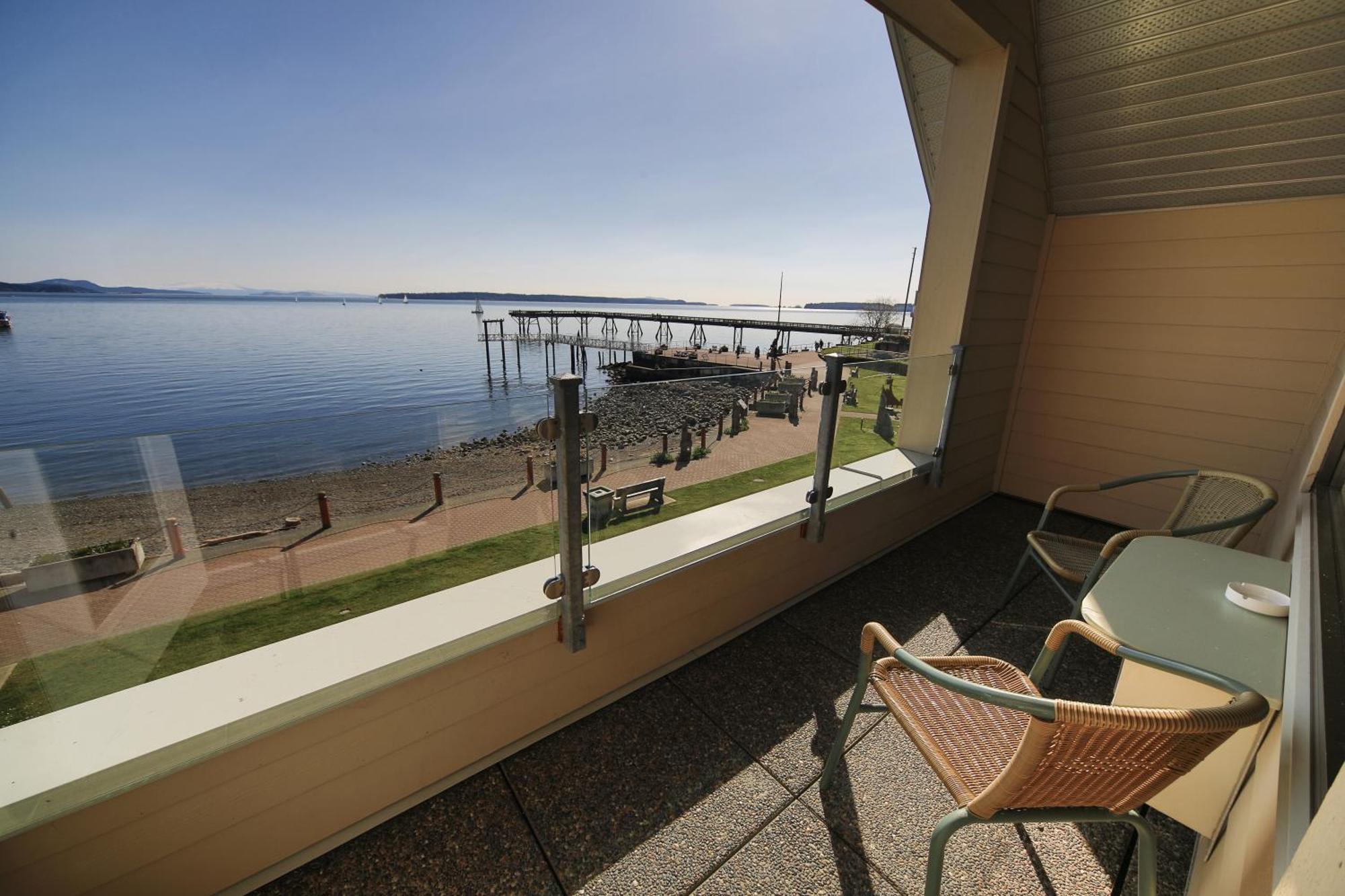 Sidney Waterfront Inn & Suites Exterior photo
